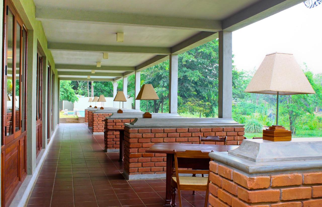 Ehalagala Lake Resort 锡吉里亚 外观 照片