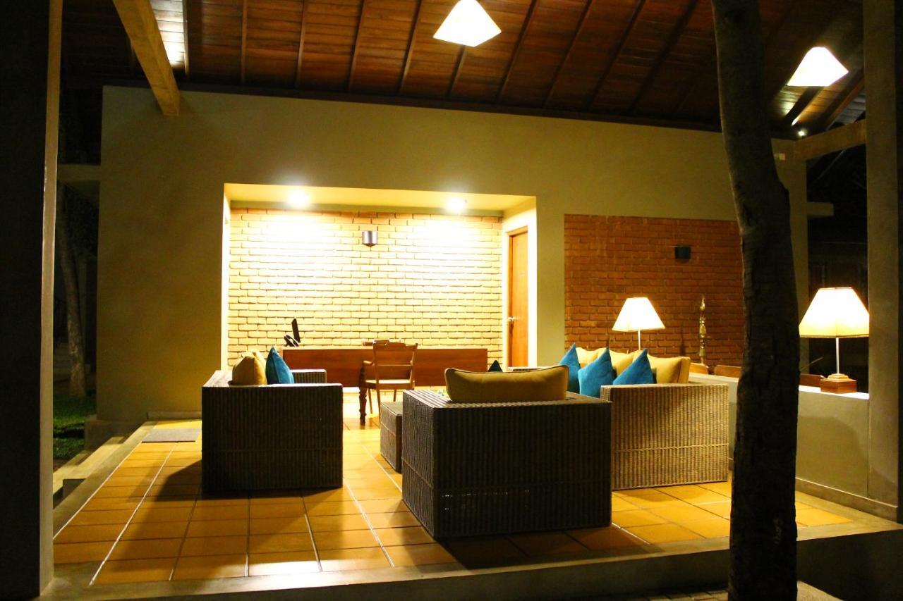 Ehalagala Lake Resort 锡吉里亚 外观 照片